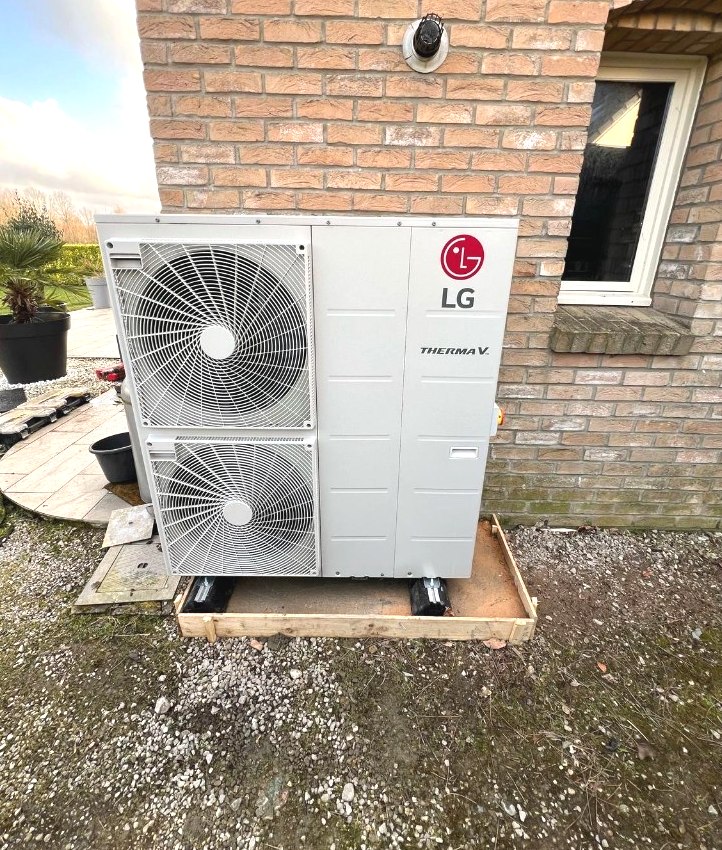 Unité extérieure LG Therma V posée contre une maison.