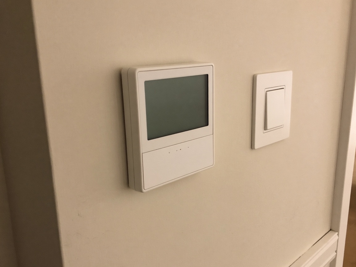 Thermostat au mur, photo de la propriétaire.